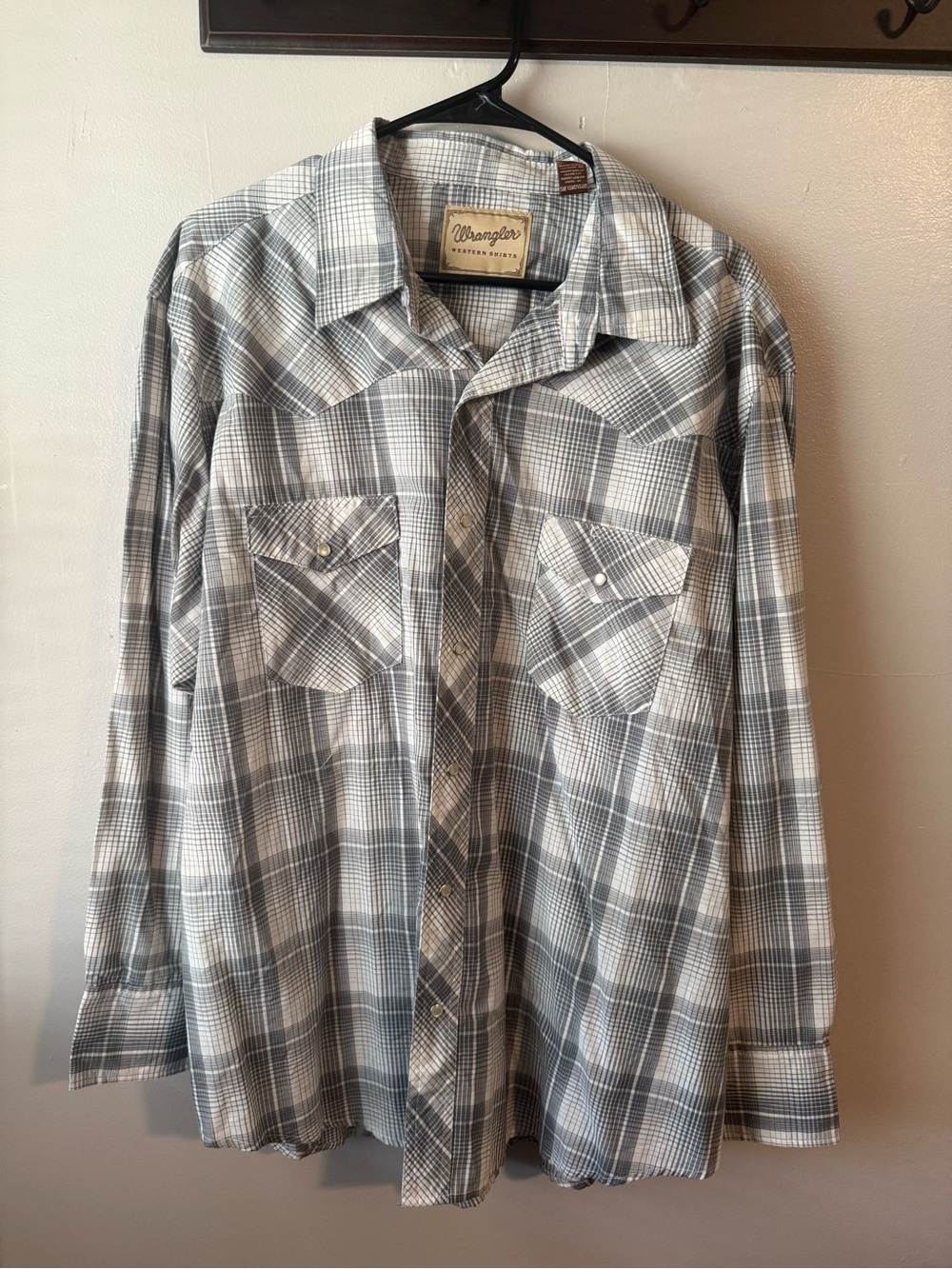Wrangler Men’s Gray and White Plaid Button-Down Western Shirt